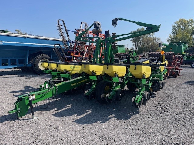 John Deere 1765 Planter 